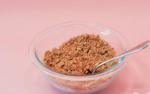 1. Этап. Булочки с корицей и пахтой: 1. Сделать начинку. Смешать все сухие ингредиенты в маленькой миске. Добавить топленое масло и перемешать вилкой, пока смесь не будет напоминать мокрый песок. Отставить в сторону.