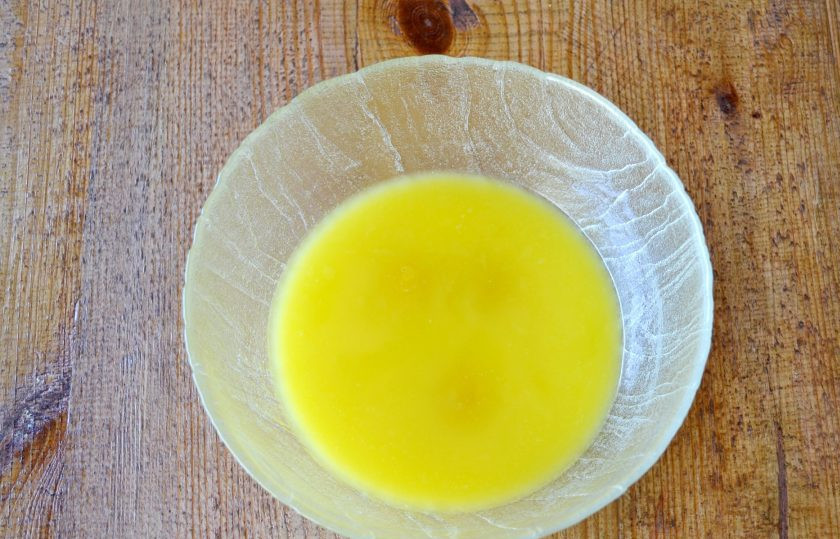 1. Этап. Торт Прекрасная Мария: Отделите желтки и соедините с маслом.