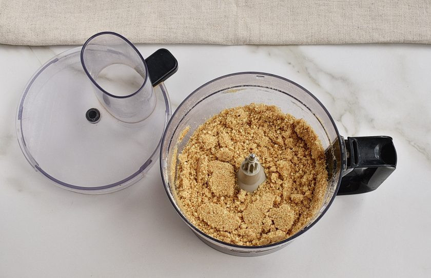 1. Этап. Торт из творога: Не выключая комбайн, влейте понемногу растопленное и охлажденное сливочное масло. Перемешивайте, пока масса не станет напоминать мокрый песок.