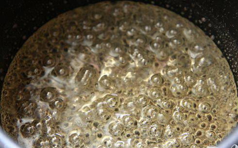 1. Этап. Пирог с шоколадной начинкой и зефирным наполнением: 5. Сделать зефирное наполнение. Залить желатин 1/4 стакана холодной воды в большой глубокой миске и дать постоять около 1 минуты. Перемешать сахар, кукурузный сироп, щепотку соли и оставшиеся в 1/4 стакана воды в кастрюле. Довести до кипения на умеренном огне, помешивая, пока сахар не растворится, затем варить около 6 минут.