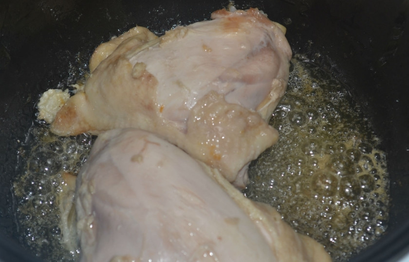 1. Этап. Куриные бедра под соусом: Куриные бедра положите в чашу мультиварки, добавьте пару столовых ложек растительного масла. Включите режим обжарки на 10 минут и готовьте, перевернув один раз.