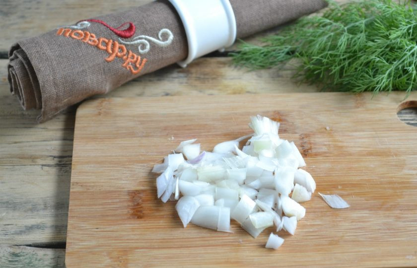 1. Этап. Лазанья классическая: Лук порежьте мелкими кубиками, отправьте на сковороду и обжарьте до золотистого цвета.