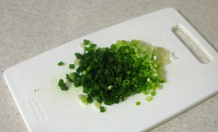 1. Этап. Мясо криля: Под проточной водой промойте и мелко нарежьте лук.