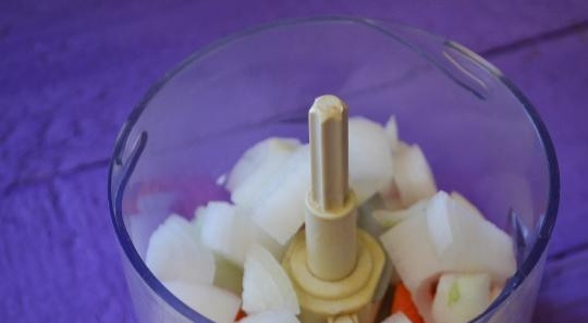 1. Этап. Вегетарианский борщ с фасолью: Лук, морковь, свеклу, помидор и перец промойте. Необходимые овощи очистите и измельчите в чоппере.