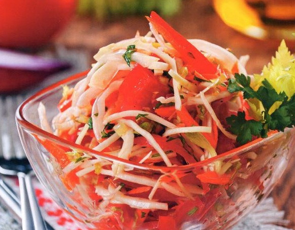 1. Этап. Салат из капусты вкусненький: Все ингредиенты переложить в салатник, полить заправкой и перемешать. Охладить и подавать на стол. Приятного аппетита!