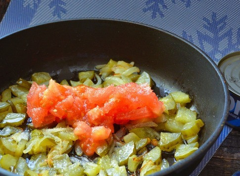 1. Этап. Рассольник с тунцом и булгуром: Добавить мякоть помидора, сахар, жарить ещё 3 минуты.