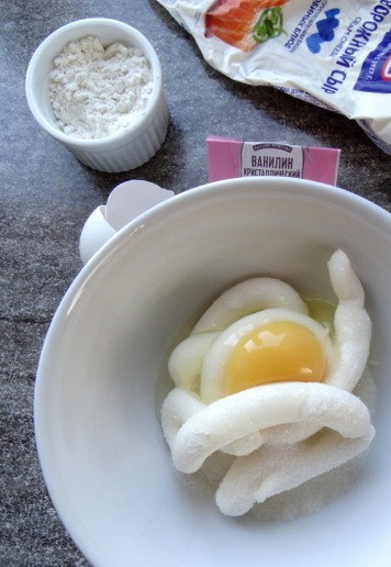 1. Этап. Сырники из творожного сыра с бананом: В сыр добавить сахар, ванилин и яйцо.