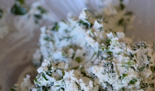 1. Этап. Курино-творожный торт: Зелень смешать с творогом.