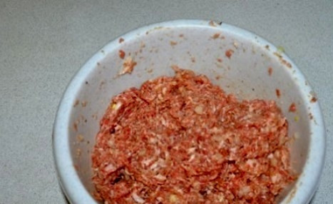 1. Этап. Мясной рулет с капустой и яйцом: Мясо промариновалось, пропустим его через мясорубку. Готовый фарш тщательно отобъем.