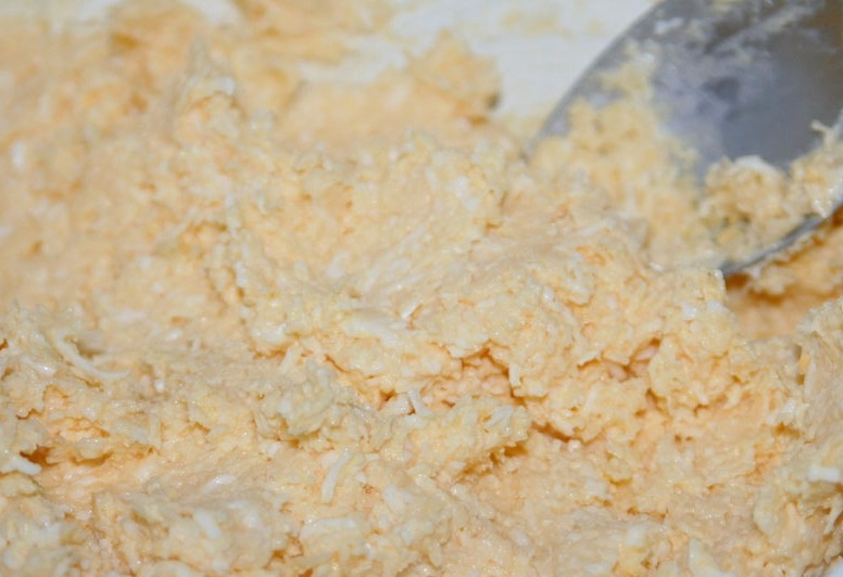 1. Этап. Рулетики с ветчиной: 2. Отвариваем яйца, охлаждаем их и натираем на мелкой или средней терке (как больше любите). Так же натираем сыр, а чеснок мелко измельчаем в чесночнице или ступке. Смешиваем яйца, сыр и чеснок, добавляем майонез, перемешиваем все до однородного состояния.