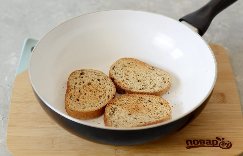 1. Этап. Бутерброд с авокадо: Подсушите ломтики хлеба на сухой сковороде до хрустящей корочки.
