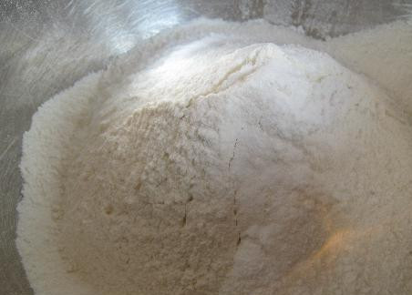 1. Этап. Пирожки на соде: В муку добавьте соль, сахар, соду.