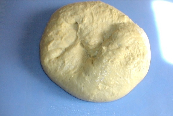 1. Этап. Латвийские булочки с повидлом: Когда тесто поднимется в 2 раза, аккуратно обомните его, складывая края к центру.