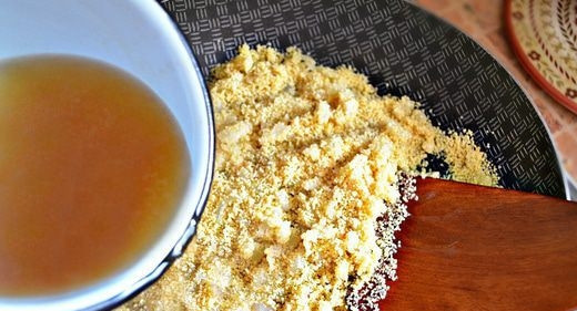 1. Этап. Перепела фаршированные: Затем выключите огонь. Добавьте в сковороду кускус. Залейте его бульоном. Закройте крышку. Оставьте ингредиенты на 7 минут.