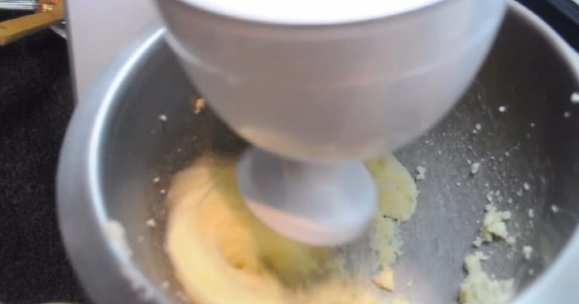 1. Этап. Молочные печенюшки (коржики) за 20 минут: 1. Размягченное сливочное масло разотрите с сахаром с помощью миксера. Добавьте по одному яйца, не прекращая взбивать. Небольшими порциями влейте молоко, постепенно взбивая все до однородной массы.