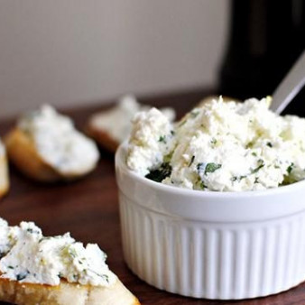 Домашняя рикотта с лимоном и базиликом