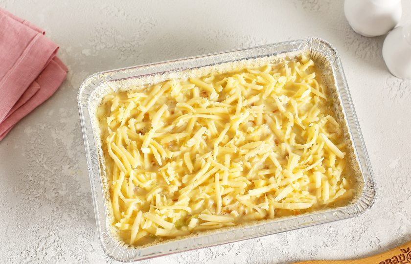 1. Этап. Белокочанная капуста в сыре в духовке: Посыпьте верх оставшимся тертым сыром и запекайте в духовке при температуре 200 градусов 20-25 минут. Готовой запеканке дайте немного остыть, так она будет лучше держать форму и впитает в себя все соки. Затем нарежьте на порции и подайте к столу со сметаной или просто со свежими овощами.