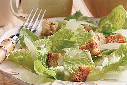 1. Этап. Настоящий салат Цезарь: Салатные листья выложить в миску и полить соусом. Осторожно перемешать. Выложить на салат остывшие сухарики. Полить соусом. Посыпать тертым пармезаном. Ну вот и всё - теперь вы знаете, как приготовить настоящий салат 