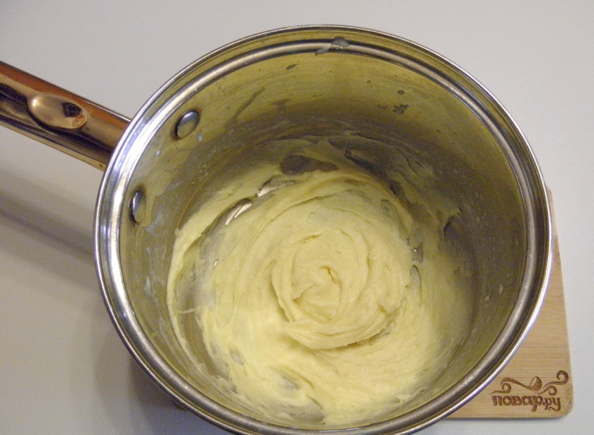 1. Этап. Бешамель соус: 5. Маленькими порциями вводите горячее молоко, при этом не прекращайте активно мешать, чтобы не образовались комочки. Все манипуляции проводите на малюсеньком огне.