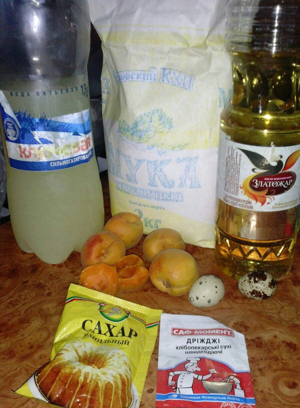 1. Этап. Выпечка на сыворотке: 1. Я очень люблю готовить на домашней сыворотке или кислом молоке. Выпечка получается потрясающей! Сегодня я решила приготовить пирожки со свежими абрикосами (фрукты и ягоды можно брать на ваш вкус).