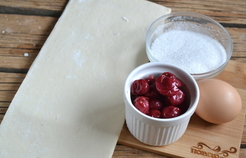 1. Этап. Слойки с вишней из слоеного теста: Приготовьте все необходимые ингредиенты. Тесто советую брать слоеное дрожжевое, его нужно слегка разморозить, чтобы можно было его раскатать.