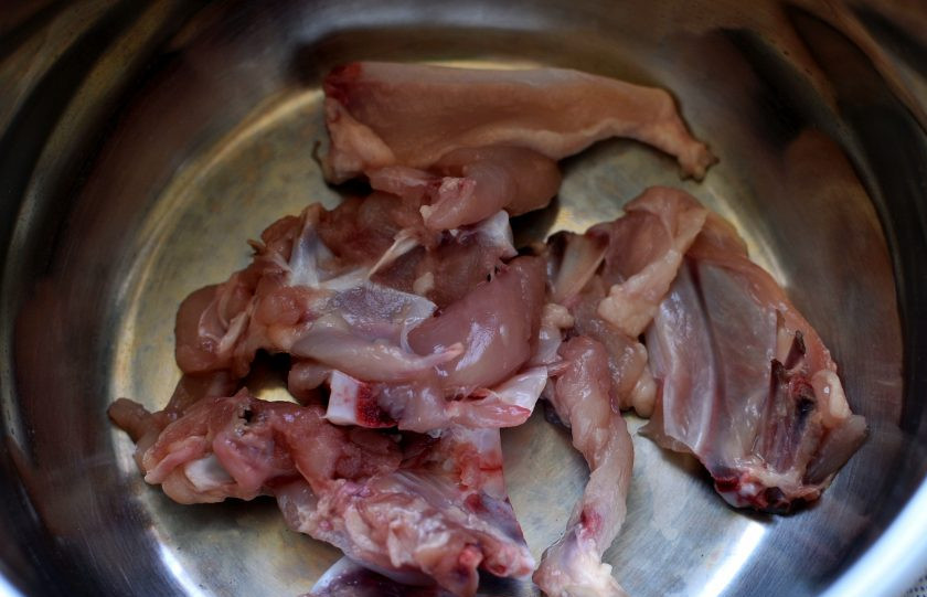 1. Этап. Бульон с клецками «Мимоза»: Немного напомню вам про бульон. Бульон можно сварить из целой курицы, что, несомненно, оправдано, когда вы готовите праздничный стол. Если же вы просто заинтересовались рецептом, то вполне можно обойтись и суповым набором. Я готовила всего на три порции. Залейте подготовленное сырье холодной водой и быстро доведите до кипения. Снимите пену и варите 10 минут.