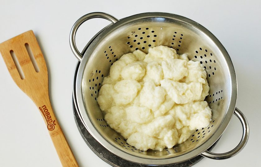 1. Этап. Сладкие клецки: Приготовленное тесто при помощи двух чайных ложечек опустите в кипящую воду. Варите клецки на небольшом огне, до их всплытия, затем переложите в дуршлаг, чтобы дать стечь воде.