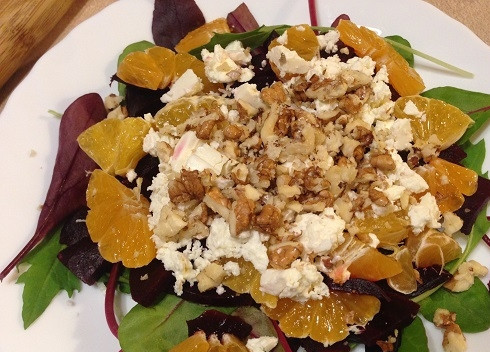 1. Этап. Потрясающая свекла от Джейми Оливера: Очистим орехи и измельчим скалкой, при этом они станут мягче и из них выдавится масло. Посыпаем салат орехами.