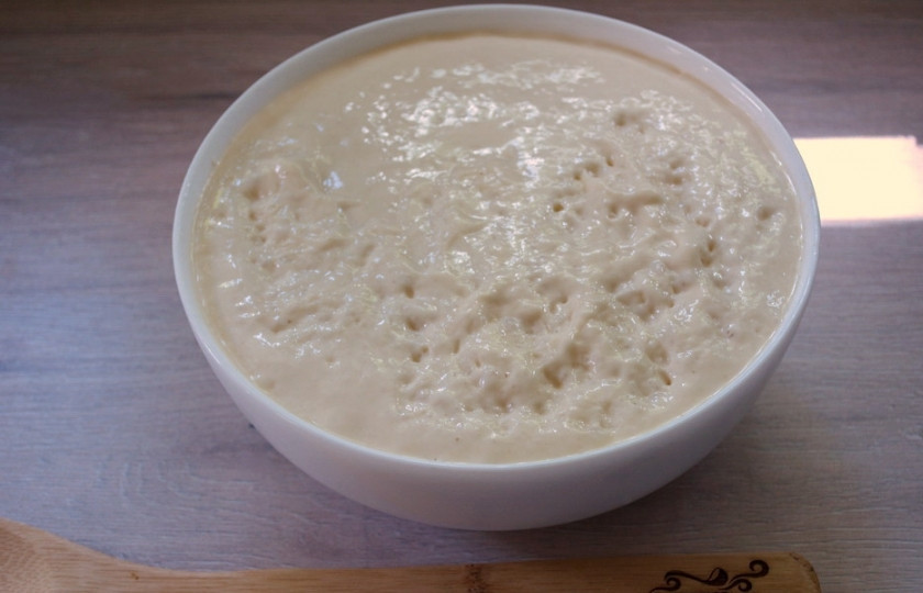 1. Этап. Дрожжевые оладьи постные: Затяните миску с тестом пищевой пленкой, поставьте тесто подходить в теплом месте. Время подьема — 1 час.