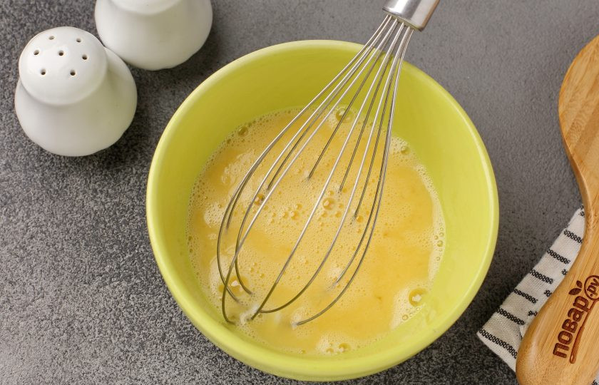 1. Этап. Сэндвич с французским омлетом: Яйца взбейте с солью и молотым перцем по вкусу.