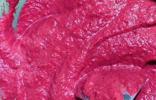 1. Этап. Свекольный соус с овощами: Отварную свеклу пробить погружным блендером