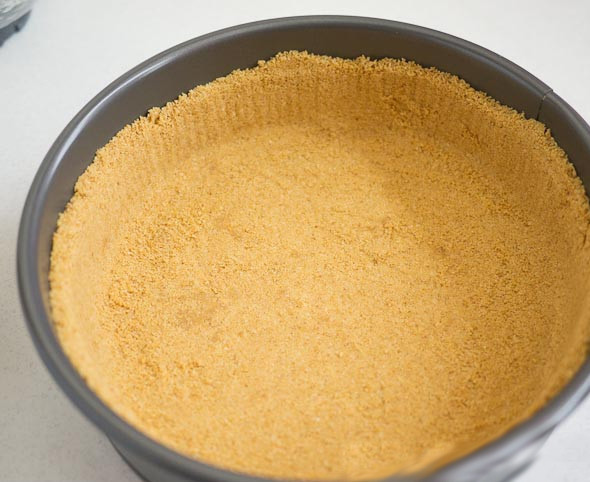 1. Этап. Классический чизкейк: 2. Получившееся тесто распределите по дну и краям формы.