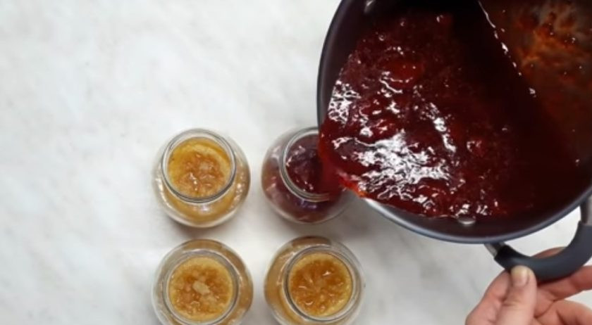 1. Этап. Клубнично-лимонный джем: 6. Клубнику также доведите до кипения, добавьте пакетик пектина, перемешайте и варите 3 минуты. Перелейте клубнику в банки с лимонным джемом. Простерилизуйте банки в кипящей воде в течение 10 минут и закупорьте. Приятного аппетита!