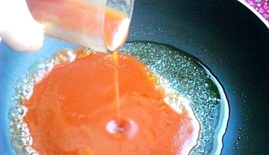 1. Этап. Карамельный соус к мясу: Уменьшите огонь, уваривайте соус до загустения на протяжение пяти минут, не переставая его помешивать. Карамельный соус быстро подгорает, поэтому внимательно за этим следите. Готовый соус охладите и подавайте к столу.