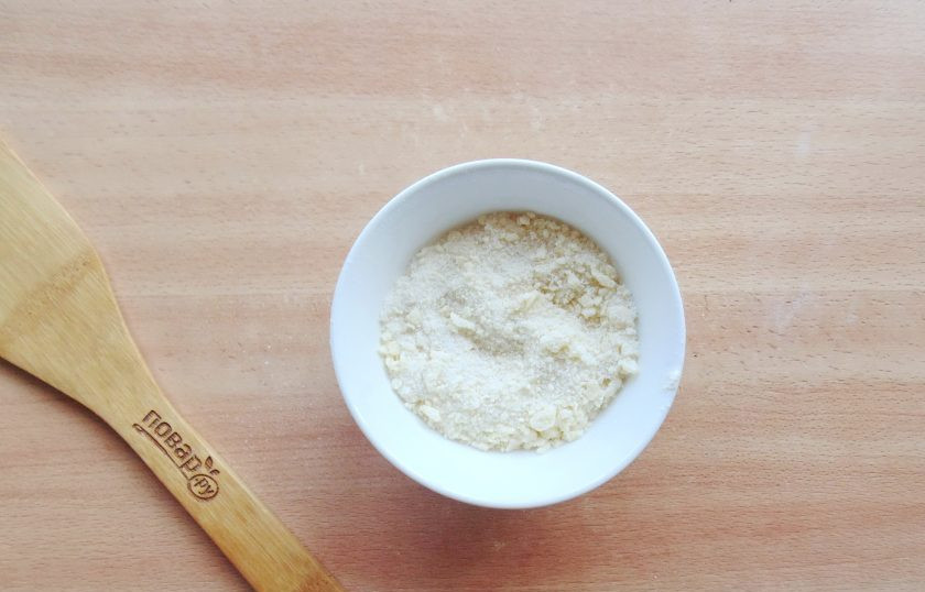 1. Этап. Простой ягодный пирог: Приготовьте крошку. Смешайте мягкое сливочное масло, сахар и муку до состояния крошки.