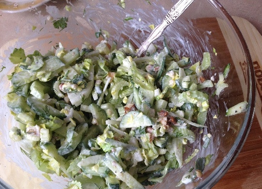 1. Этап. Салат из сельдерея с огурцом и орехами: 5. Перемешиваем и даем постоять хотя бы минут 10-15.