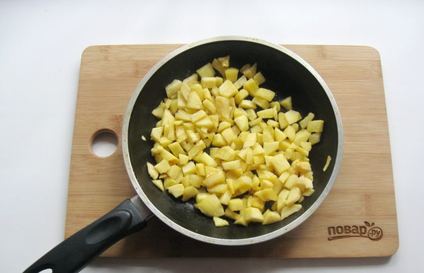 1. Этап. Фруктовые пирожки: 5. Тушите яблоки с маслом и сахаром, пока не испарится весь яблочный сок.