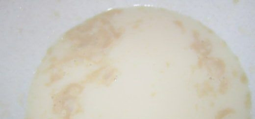 1. Этап. Украинский борщ с пампушками: Соедините воду с молоком, влейте ингредиенты в миску. Добавьте сахар и дрожжи. Все тщательно перемешайте и оставьте постоять, пока не появится пенка.