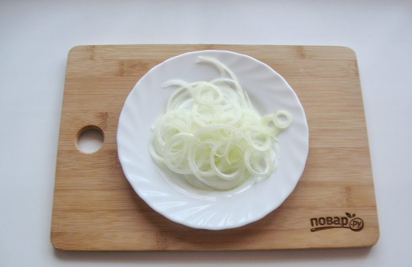 1. Этап. Шакароб: Репчатый лук очистите, помойте и тонко нарежьте кольцами.