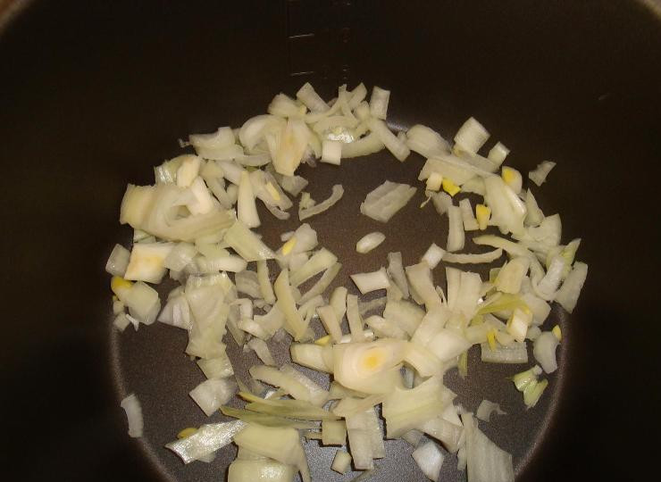 1. Этап. Суп с лапшой в мультиварке: Репчатый лук чистим и нарезаем небольшими кубиками, выкладываем в чашу мультиварки.