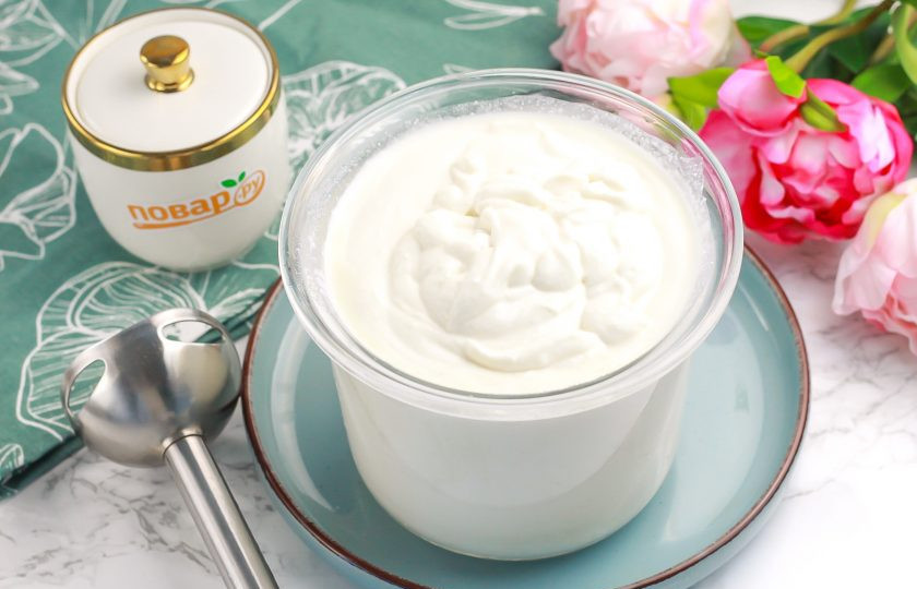 1. Этап. Чизкейк с творогом и желатином: Тщательно перемешайте набухший желатин, чтобы он полностью растворился. Влейте в емкость к творогу и отпюрируйте погружным блендером не менее 5-8 минут. Очень важно измельчить все ингредиенты.