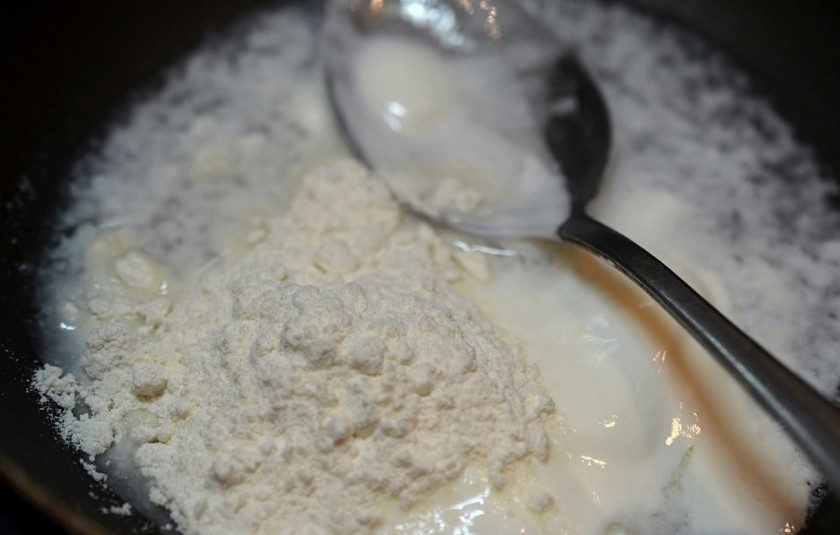 1. Этап. Сусамыр: Сметану разведите в 2х столовых ложках воды, добавьте муку. Прогрейте на небольшом огне, хорошо перемешайте.