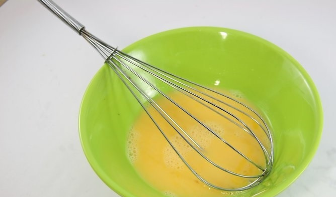 1. Этап. Курица с лимонным маслом: 7. Взбейте яйцо в небольшой мисочке. Окуните каждый кусочек курочки в яйцо.