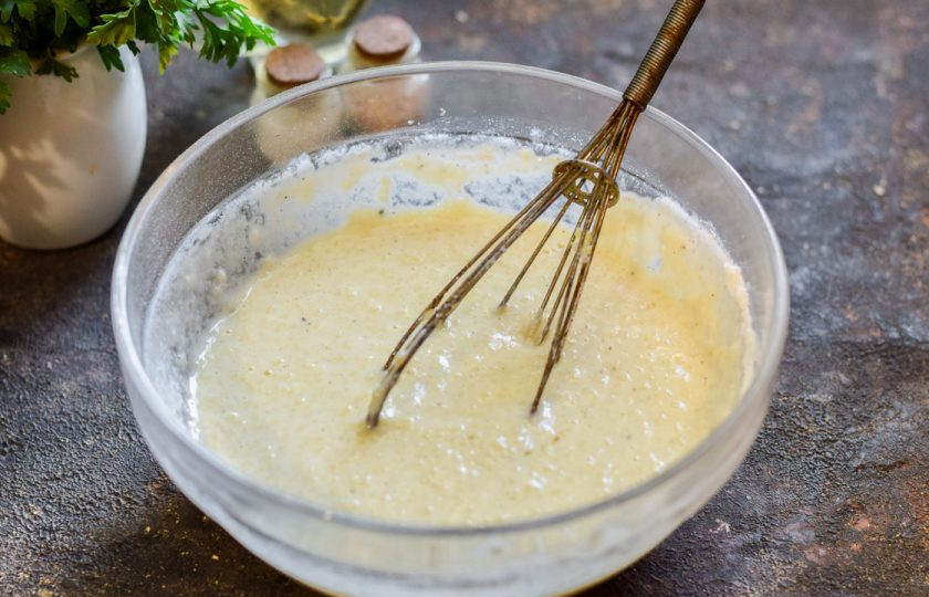 1. Этап. Оладьи из кус-куса: Перемешайте ингредиенты до однородности, тесто не должно быть жидким. При необходимости добавьте немного муки.