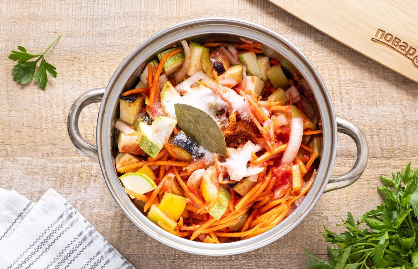 1. Этап. Овощи по-кубански: Соедините подготовленные овощи в большой кастрюле, перемешайте.