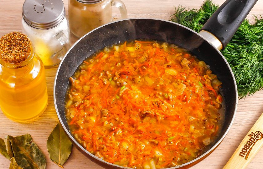 1. Этап. Сармале: Влейте в емкость 1 стакан горячей воды, добавьте 1-2 лавровых листа и потушите все примерно 10-15 минут под крышкой на минимальном нагреве, чтобы рис почти приготовился.