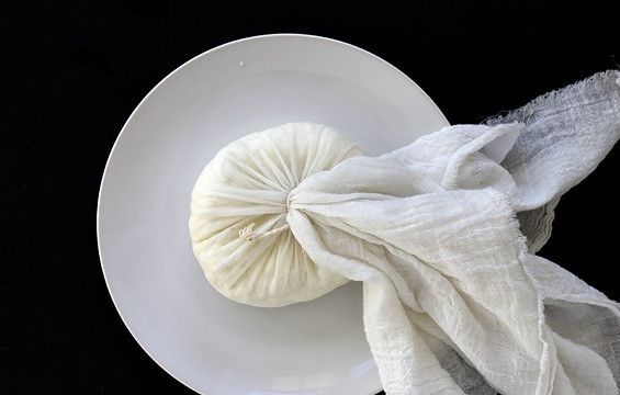 1. Этап. Домашний панир: Сухой творог перевяжите плотно марлей.