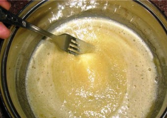 1. Этап. Торт Лакомка: Рецепт торта лакомка с фото: 1. Готовим бисквит. В отдельной мисочке взбиваем яйца с сахаром до пышной пены.