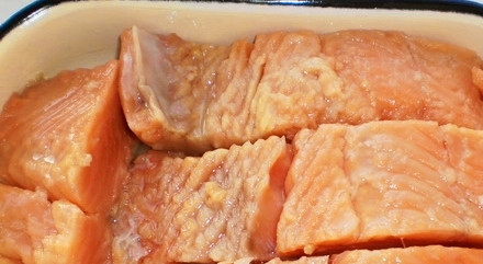 1. Этап. Филе кижуча: Выкладываем половину нарезанного лука под частично просолившуюся рыбу.