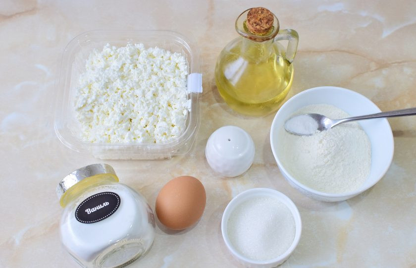 1. Этап. Сырники в мультипекаре: Для приготовления сырников подготовьте необходимые ингредиенты. Творог выбирайте не сильно влажный, иначе придется добавлять больше муки.